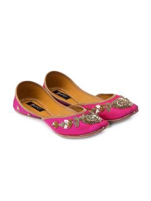 magenta embroidered handcrafted mojris - 12112884 - Standard Image - 3
