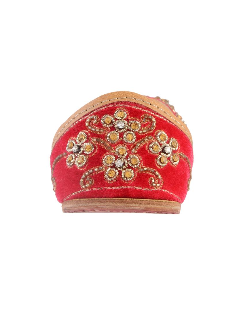 red silk hand embroidered mojaris - 12221678 - Zoom Image - 3