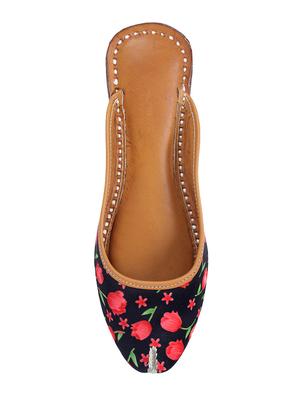 black slip on jutis - 14154629 - Standard Image - 3