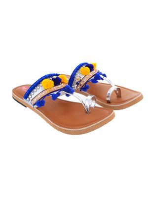 blue one toe kolhapuri - 14717791 - Standard Image - 3