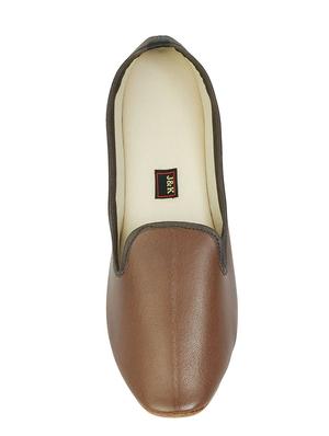 brown slip on jutis - 14799608 - Standard Image - 3
