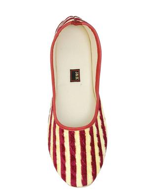 red slip on jutis - 14799614 - Standard Image - 3