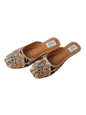 beige slip on jutis - 14865314 - Standard Image - 3