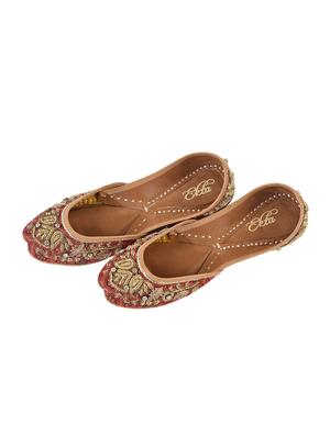 red slip on jutis - 14865347 - Standard Image - 3