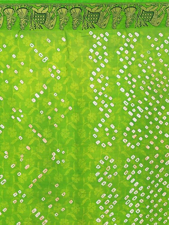 Delicate zari bordered bandhani saree with blouse - 15413672 - Zoom Image - 3