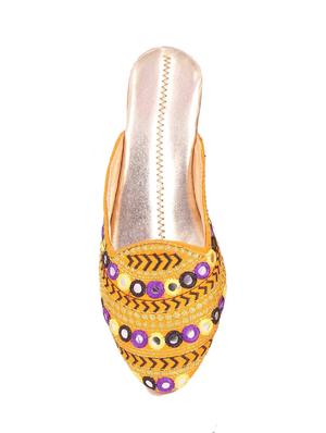 yellow slip on jutis - 15710289 - Standard Image - 3