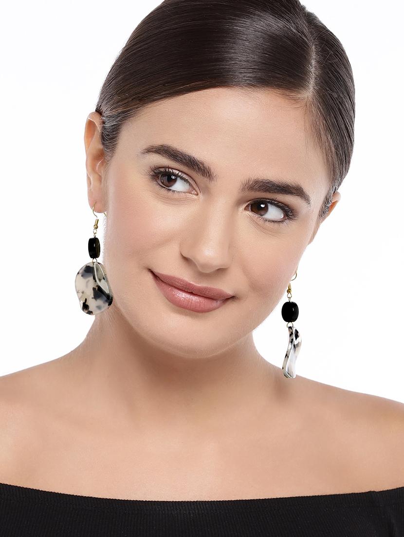 black gold plated drop earring - 15826813 - Zoom Image - 3