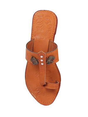 tan one toe kolhapuris - 15879308 - Standard Image - 3