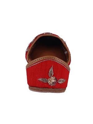 red slip on jutis - 15897257 - Standard Image - 3