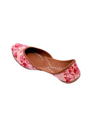 pink slip on jutis - 15897334 - Standard Image - 3
