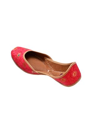 pink slip on jutis - 15897345 - Standard Image - 3