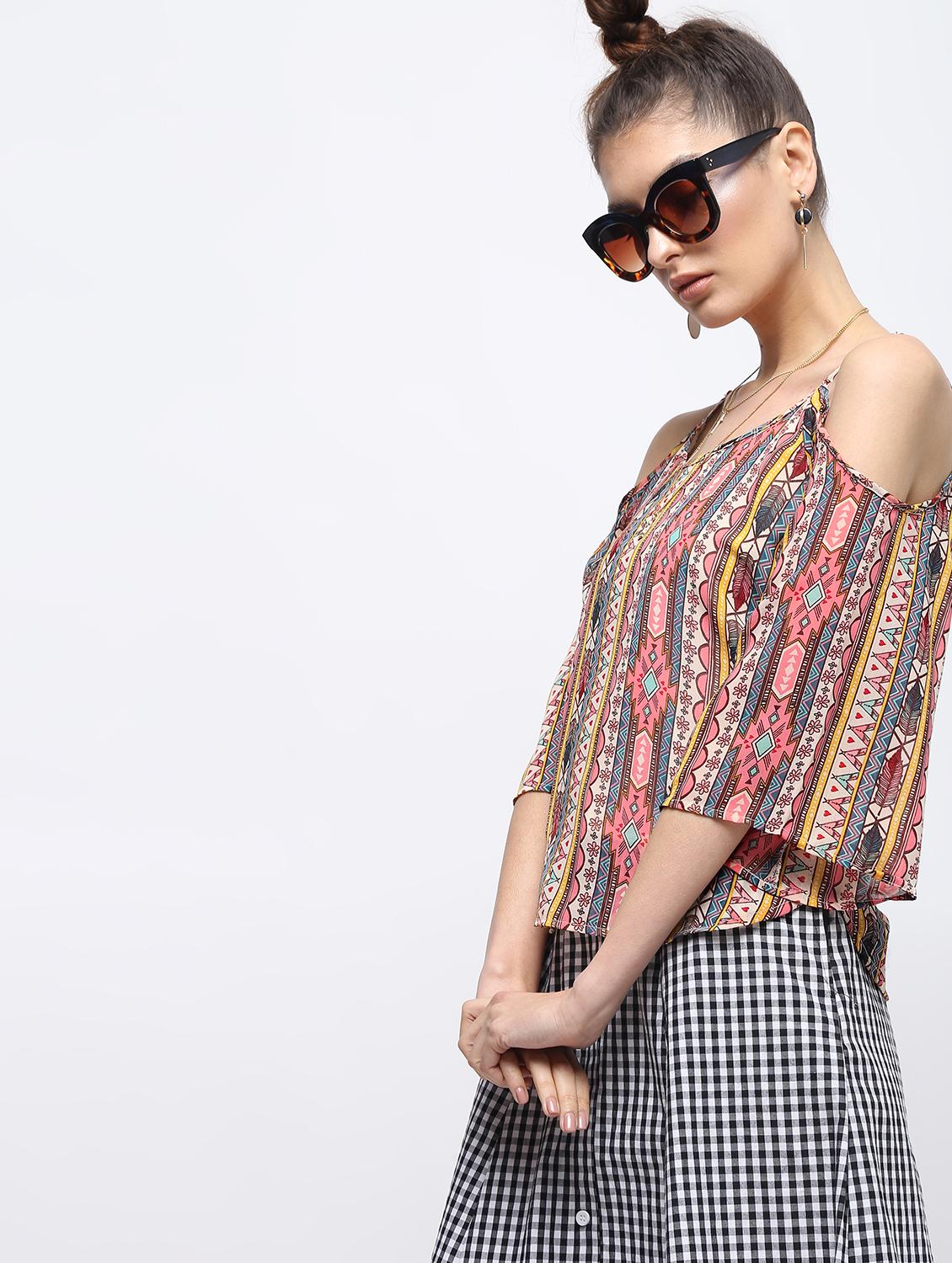 cold shoulder curved hem top - 15897840 - Zoom Image - 3