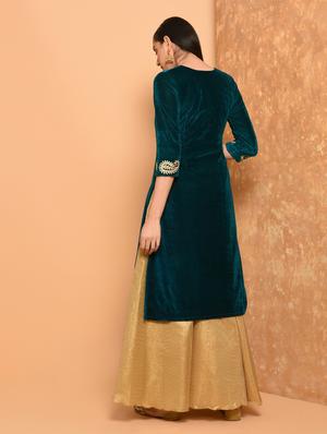 Embroidered velvet straight kurta - 15906529 - Standard Image - 3