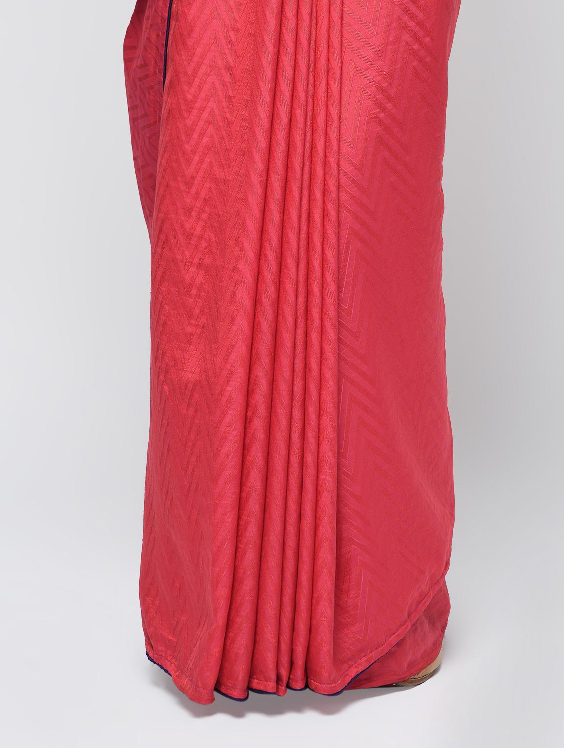 chevron motif pink woven saree with blouse - 15940830 - Zoom Image - 3