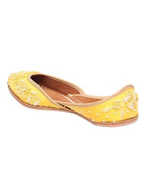 yellow slip on jutis - 16129552 - Standard Image - 3