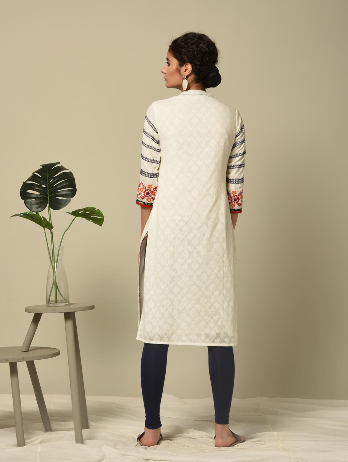 embroidered straight kurta - 16245957 - Zoom Image - 3