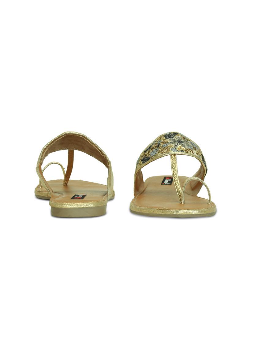 gold one toe kolhapuris - 16281872 - Zoom Image - 3