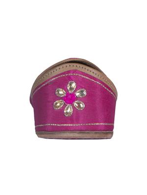 pink slip on jutis - 16341923 - Standard Image - 3