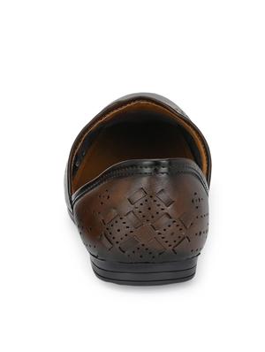 brown leatherette slip on jutis - 16694102 - Standard Image - 3