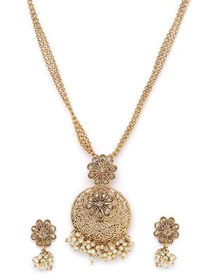 gold metal short necklace - 16811695 - Standard Image - 3