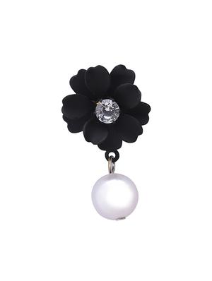 black metal studs earring - 16841843 - Standard Image - 3