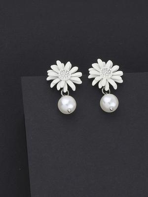 white metal studs earring - 16979426 - Standard Image - 3