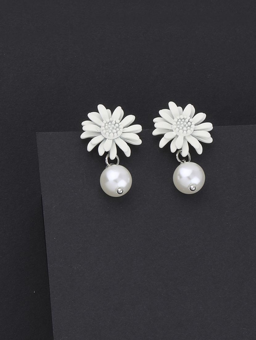 white metal studs earring - 16979426 - Zoom Image - 3