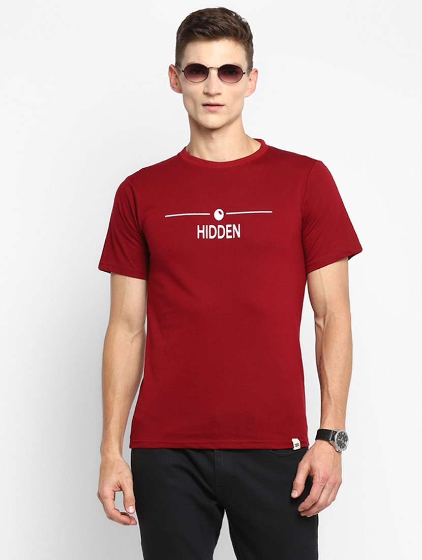 maroon chest print t-shirt