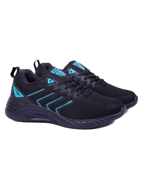 men lace up sport shoes