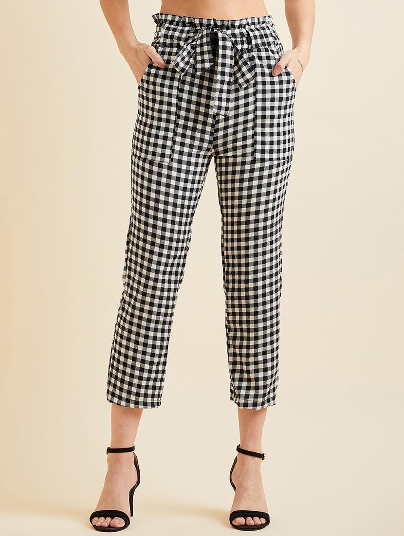 women white & black checked printed cigarette pant