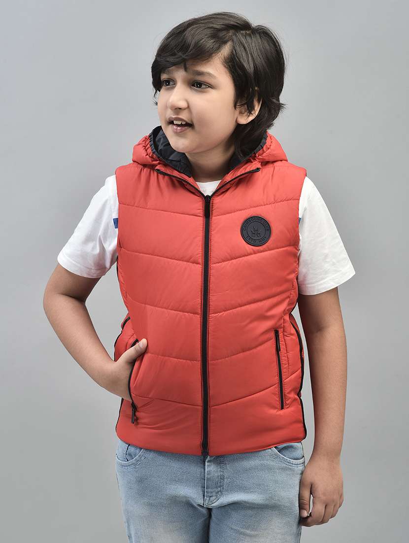 boys red solid sleeveless hooded quilted jacket