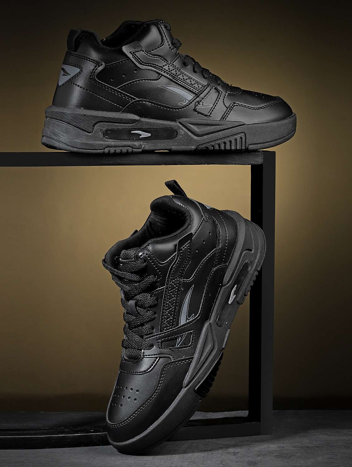men solid lace up sneakers