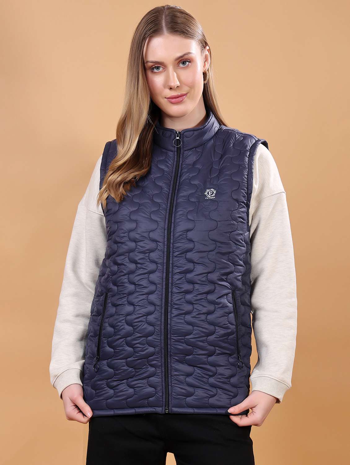 women sleeveless solid quilted jacket
