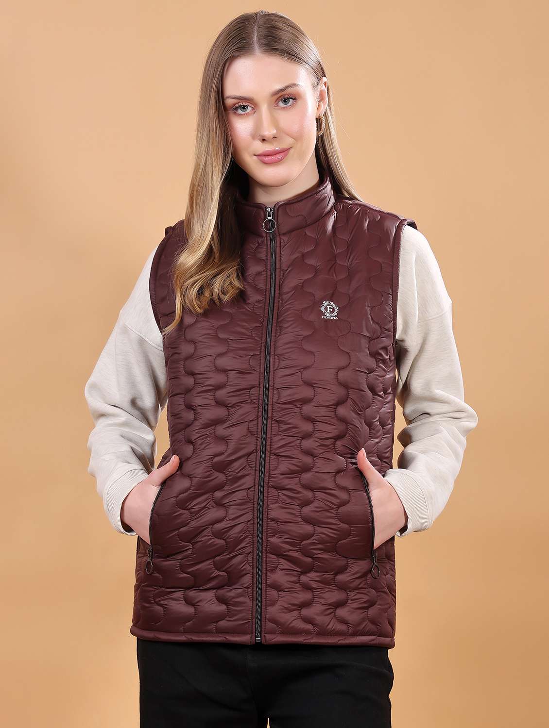 women sleeveless solid quilted jacket