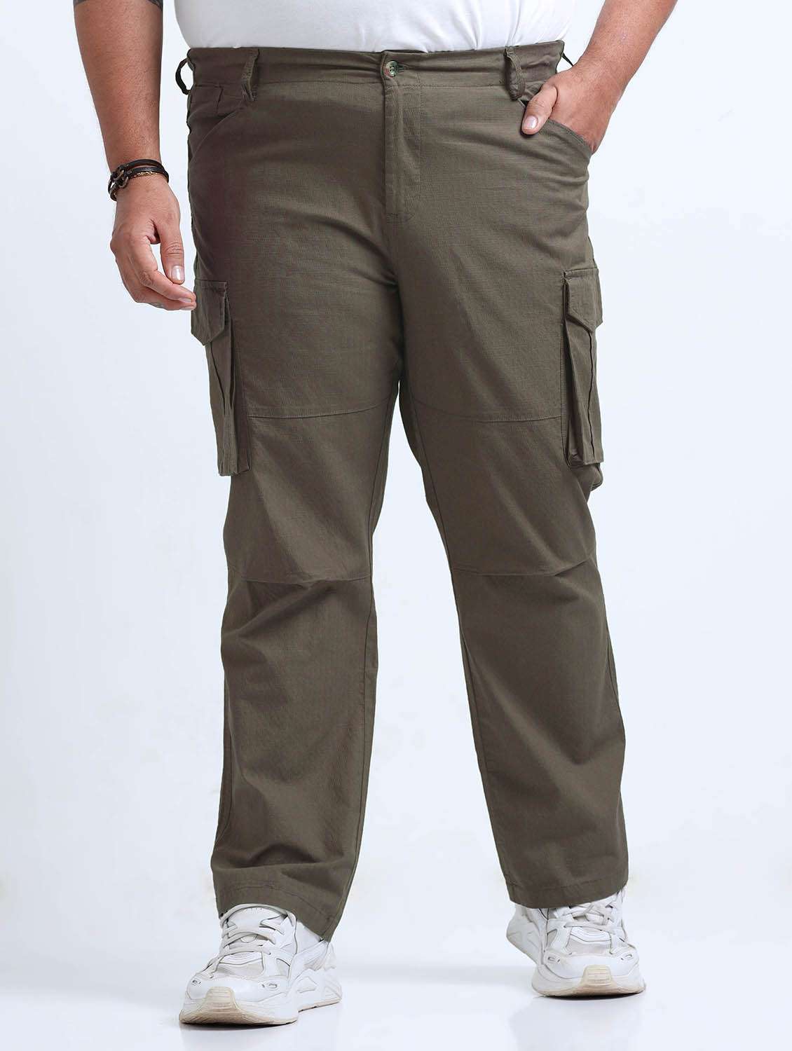 men plus size solid mid rise regular fit cargo