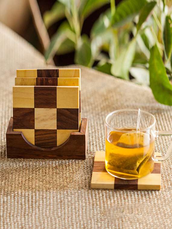 exclusivelane chess patterned wooden coasters set of 4 with holder