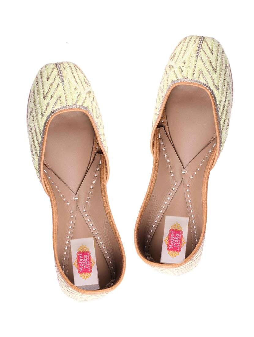 lime green zig zag patterned juttis