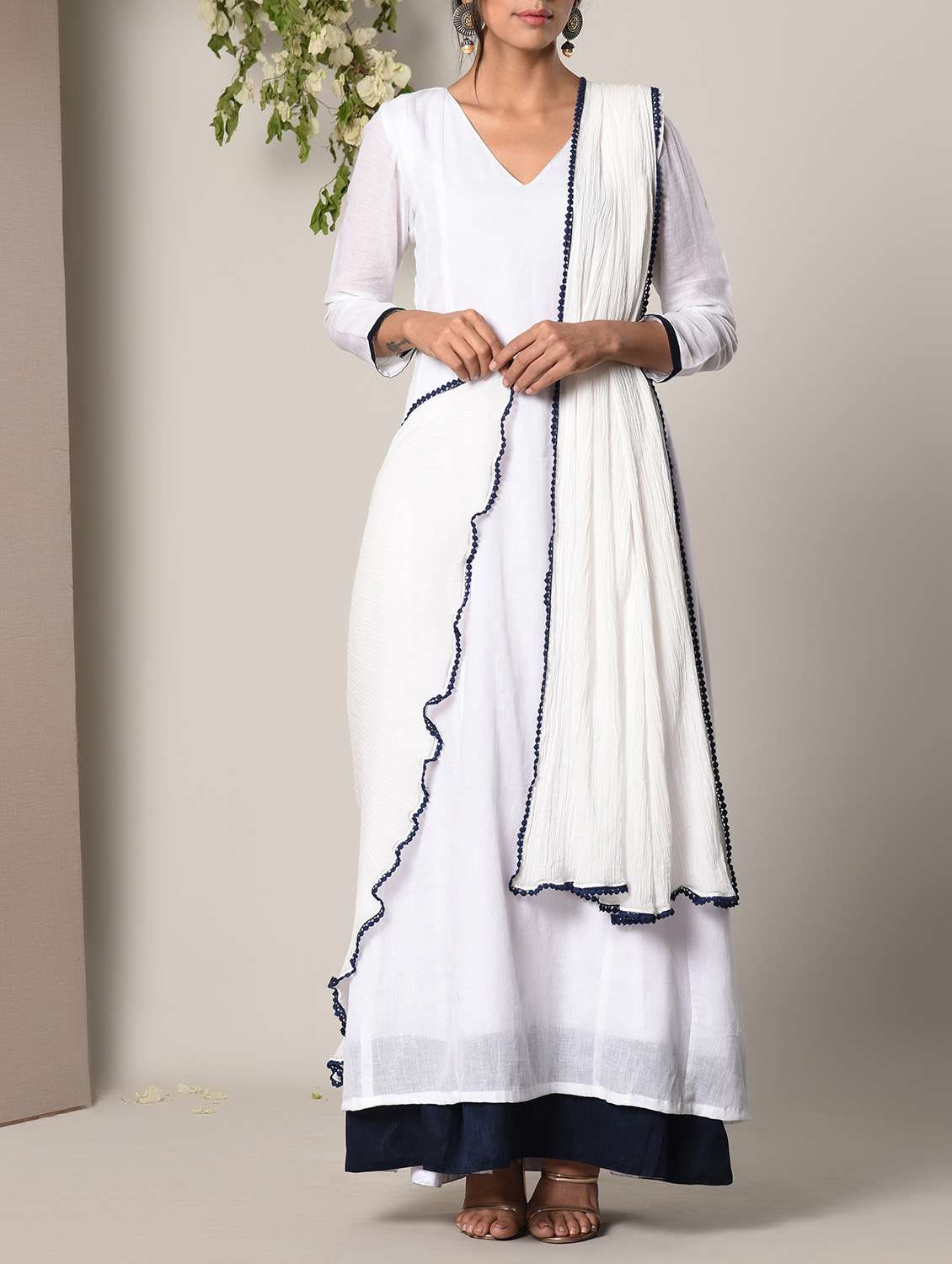 Crinkled plain cotton white dupatta