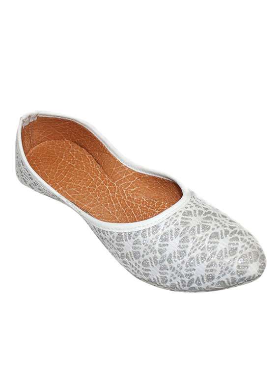 white slip on jutis