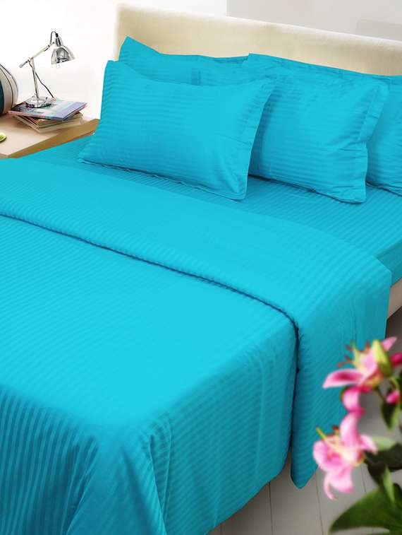 self striped double bedsheet with 2 pillow covers