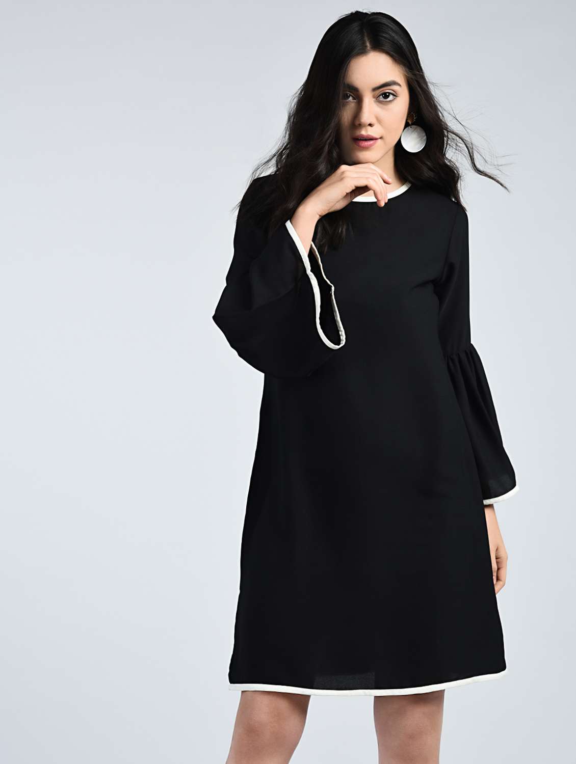 contrast piping bell sleeved dress
