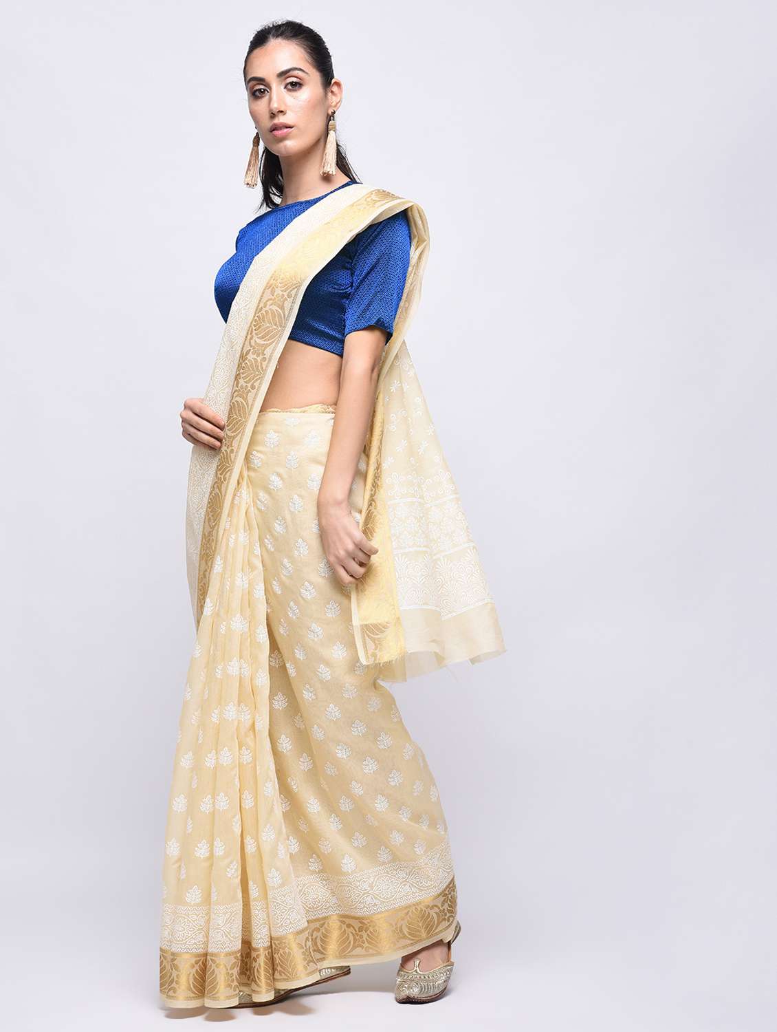 ethnic motif printed saree with blouse