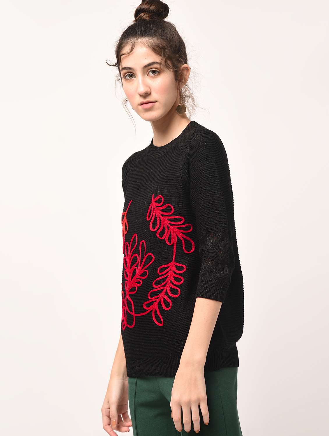 raglan sleeved embroidered pullover