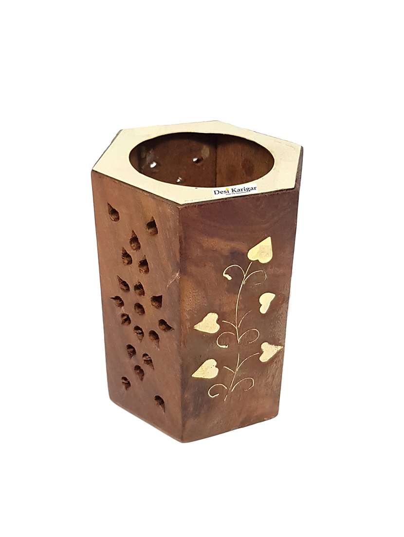 wooden pen stand - 15913924 -  Standard Image - 2