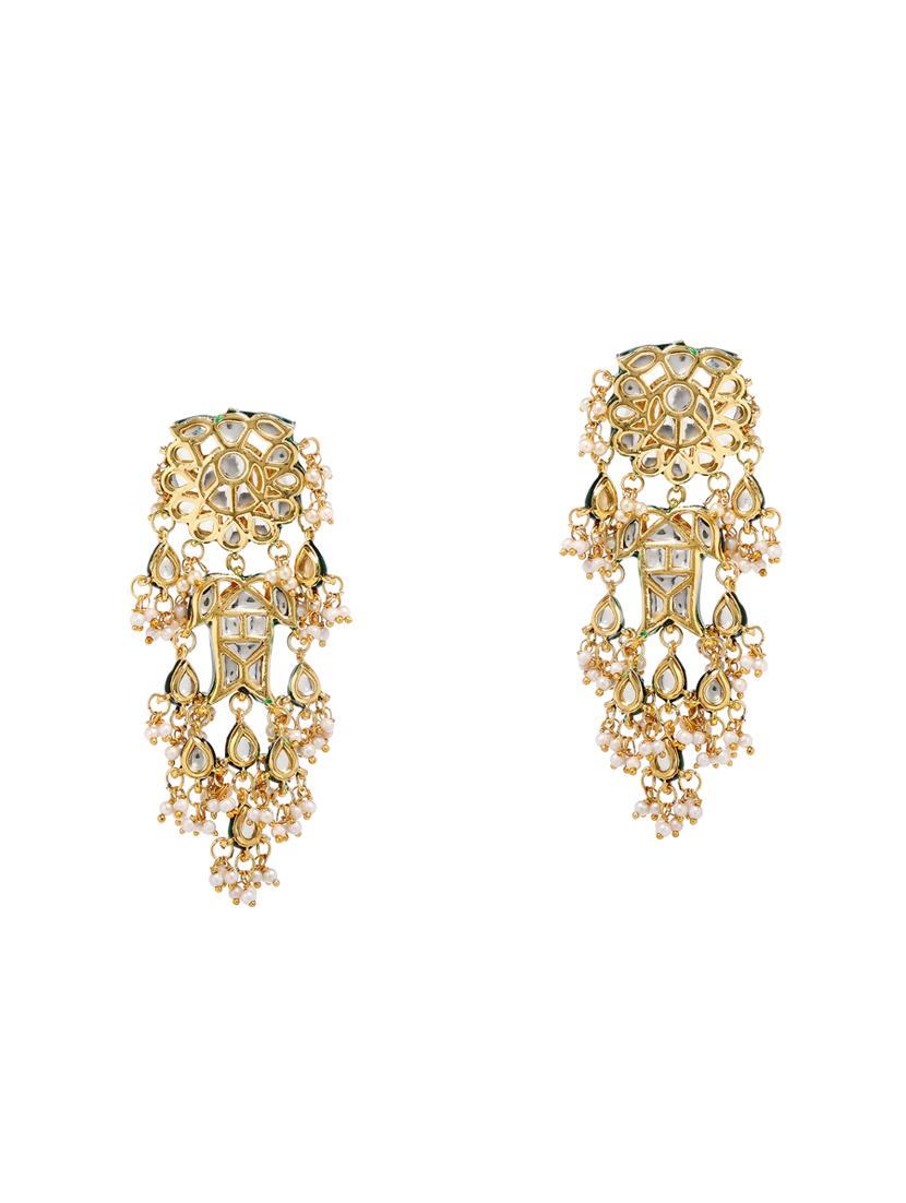 gold metal set - 16239286 - Standard Image - 2