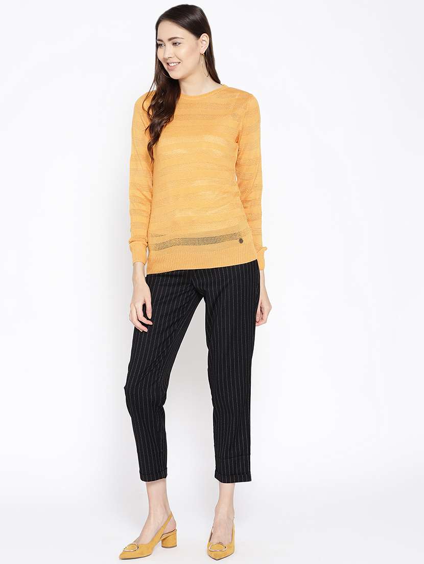 round neck long sleeved pullover