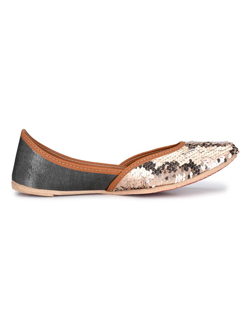 pink slip on jutis - 16801592 - Standard Image - 2