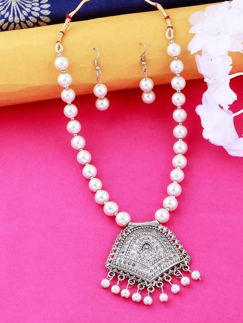 silver plated pearl necklace - 17466204 -  Standard Image - 0