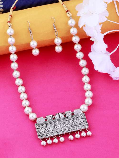 silver plated pearl necklace - 17466217 -  Standard Image - 0