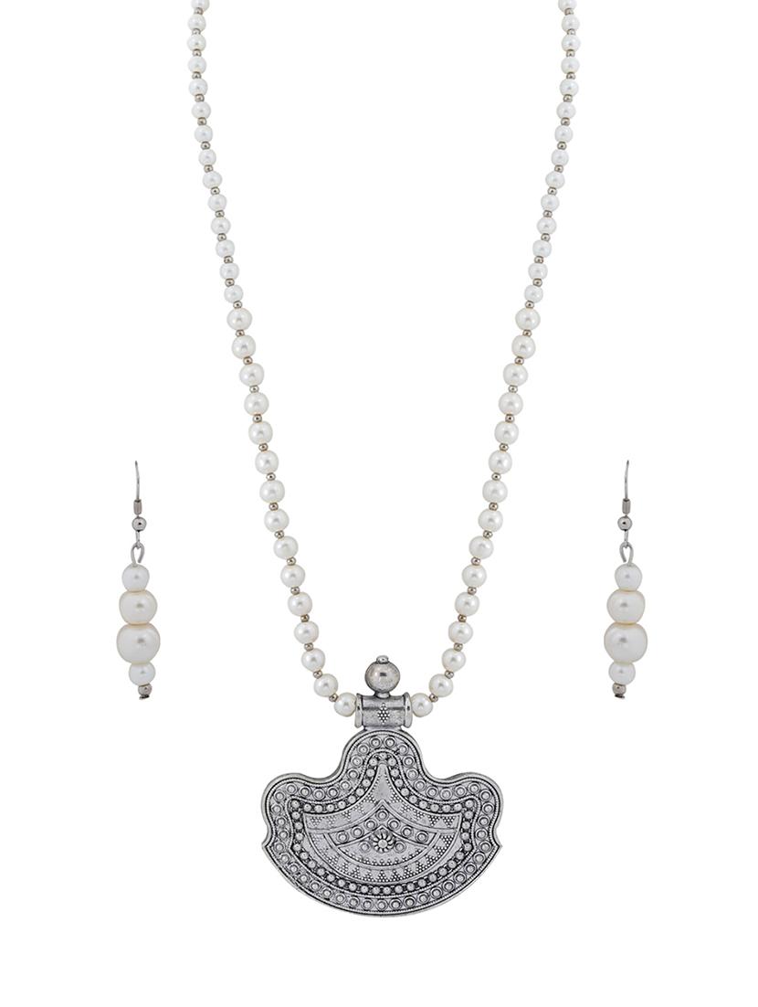 silver plated pearl necklace - 17466225 -  Standard Image - 2